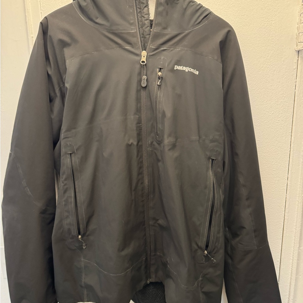 Patagonia Black Performance Jacket with Hood and Lightweight Design